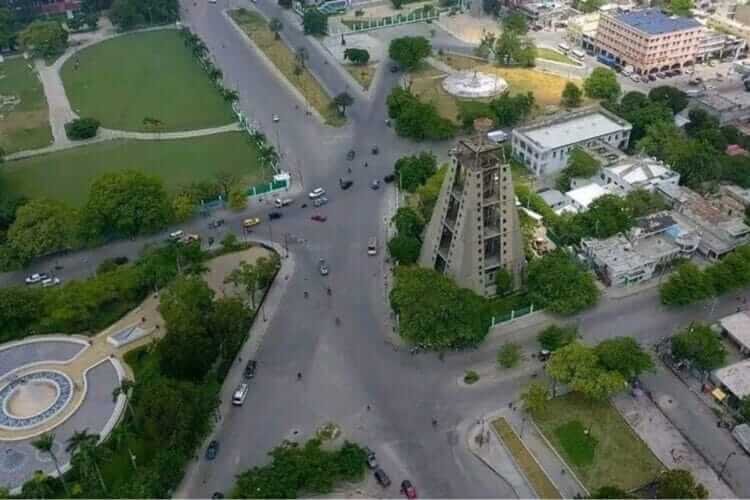 Devenu un champ de bataille, Champ-de-Mars perd son attrait et ses occupants