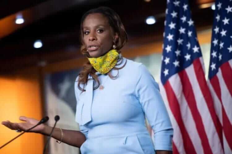 « Mauvaise gestion du dossier d’Haïti » : la Congresswoman Stacey Plaskett critique l’Administration Biden