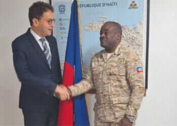 l’Ambassadeur français, Fabrice Mauriès, et le DG de la PNH, Frantz Elbé, s’entretiennent