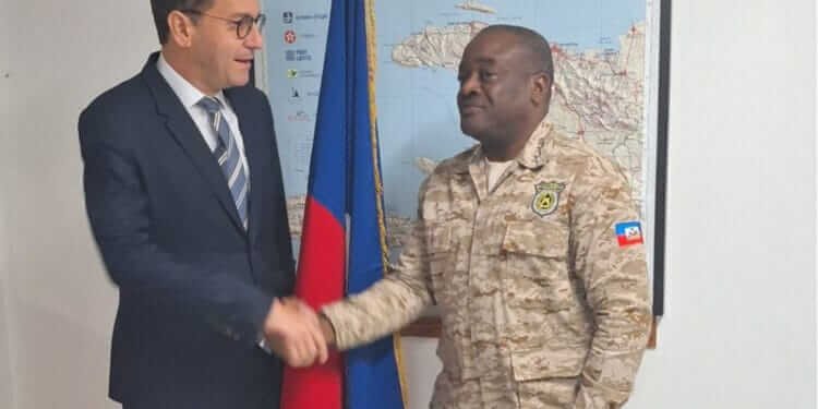 l’Ambassadeur français, Fabrice Mauriès, et le DG de la PNH, Frantz Elbé, s’entretiennent