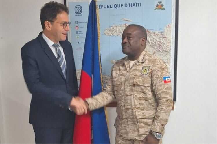 l’Ambassadeur français, Fabrice Mauriès, et le DG de la PNH, Frantz Elbé, s’entretiennent