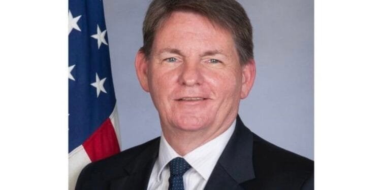 « Les bandits doivent choisir entre la prison ou la mort », déclare l’ambassadeur Dennis B. Hankins