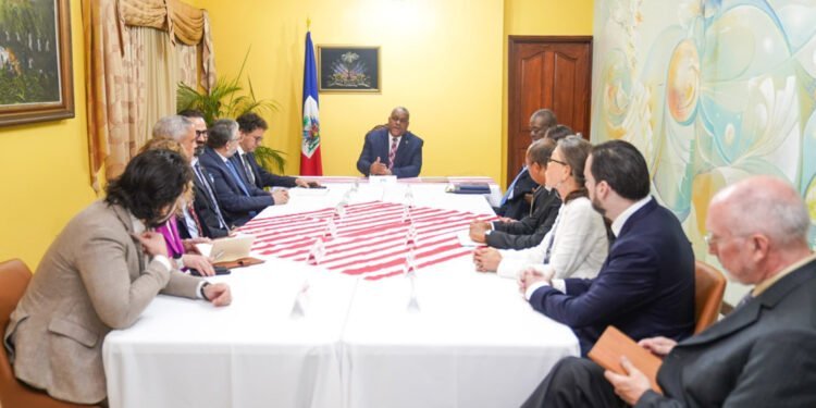 Le Premier ministre Garry Conille rencontre les ambassadeurs