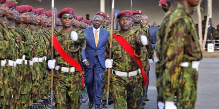 Le Kenya à l’attaque, William Ruto passe le Drapeau aux 400 officiers qui arrivent en Haïti