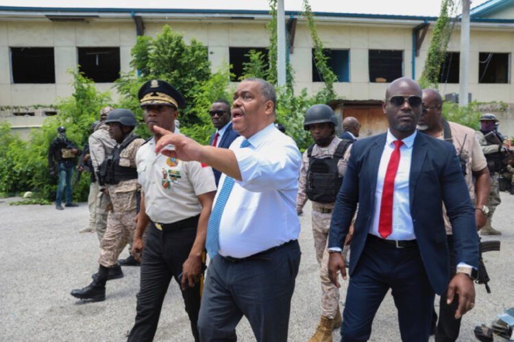 En visite à l’hôpital général, Garry Conille accueilli par une pluie de balle