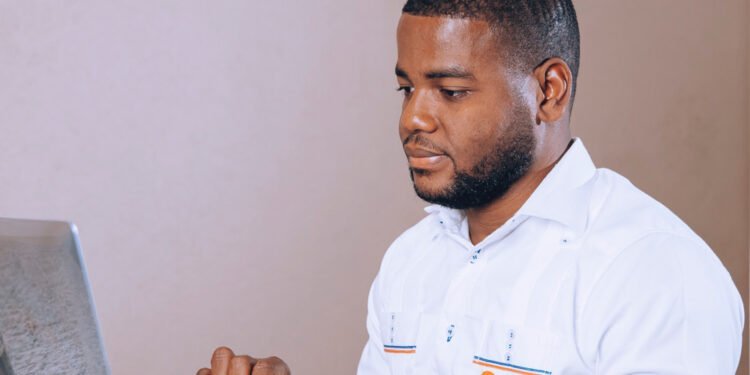 Idatson Elysee, l'entrepreneur qui fait de sa force de caractère sa lanterne