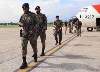 Renforcement de la Force multinationale : une poignée de policiers jamaïcains débarquent en Haïti