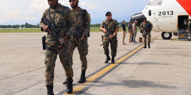 Renforcement de la Force multinationale : une poignée de policiers jamaïcains débarquent en Haïti