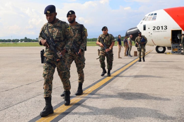 Renforcement de la Force multinationale : une poignée de policiers jamaïcains débarquent en Haïti