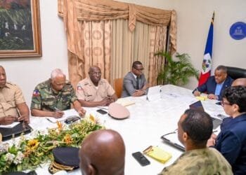 Dépassé par les événements, Garry Conille ordonne le redéploiement des forces d’élite affectées aux VIP « J’ai réaffirmé avec fermeté notre position : nous ne céderons aucunement des quartiers stratégiques comme Solino et d’autres zones récemment libérées. La sécurité de nos concitoyens est non négociable», a déclaré Garry Conille. Tranchant, il a expliqué que chaque membre de ces unités doit désormais contribuer directement à la défense du territoire national. À noter que les gangs armés ont repris du service dans plusieurs quartiers et régions du pays. À Solino, Santo, Tabarre, entre autres, les habitants sont aux abois. Le Gouvernement et le Conseil présidentiel de transition (CPT) sont dépassés par la situation, dans un contexte où la communauté internationale, notamment les États-Unis, ne fait pas grand cas du dossier d’Haïti.