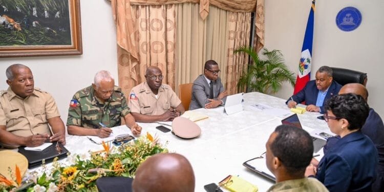 Dépassé par les événements, Garry Conille ordonne le redéploiement des forces d’élite affectées aux VIP « J’ai réaffirmé avec fermeté notre position : nous ne céderons aucunement des quartiers stratégiques comme Solino et d’autres zones récemment libérées. La sécurité de nos concitoyens est non négociable», a déclaré Garry Conille. Tranchant, il a expliqué que chaque membre de ces unités doit désormais contribuer directement à la défense du territoire national. À noter que les gangs armés ont repris du service dans plusieurs quartiers et régions du pays. À Solino, Santo, Tabarre, entre autres, les habitants sont aux abois. Le Gouvernement et le Conseil présidentiel de transition (CPT) sont dépassés par la situation, dans un contexte où la communauté internationale, notamment les États-Unis, ne fait pas grand cas du dossier d’Haïti.