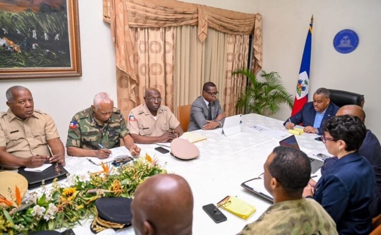 Dépassé par les événements, Garry Conille ordonne le redéploiement des forces d’élite affectées aux VIP « J’ai réaffirmé avec fermeté notre position : nous ne céderons aucunement des quartiers stratégiques comme Solino et d’autres zones récemment libérées. La sécurité de nos concitoyens est non négociable», a déclaré Garry Conille. Tranchant, il a expliqué que chaque membre de ces unités doit désormais contribuer directement à la défense du territoire national. À noter que les gangs armés ont repris du service dans plusieurs quartiers et régions du pays. À Solino, Santo, Tabarre, entre autres, les habitants sont aux abois. Le Gouvernement et le Conseil présidentiel de transition (CPT) sont dépassés par la situation, dans un contexte où la communauté internationale, notamment les États-Unis, ne fait pas grand cas du dossier d’Haïti.