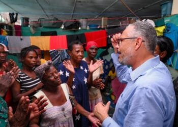 Incapable de garantir la sécurité des citoyens, Alix Didier Fils-Aimé se transforme en « visiteur des déplacés »