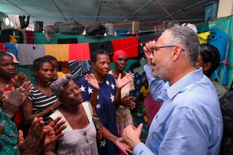 Incapable de garantir la sécurité des citoyens, Alix Didier Fils-Aimé se transforme en « visiteur des déplacés »