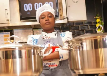 Portrait de la cheffe haïtienne Leen Excellent, célèbre sur TikTok, au centre d’une polémique de gratitude ayant conduit à la suspension de son compte.