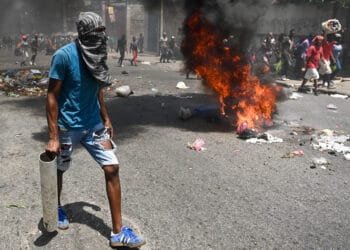 Rue déserte à Port-au-Prince, bloquée par l’insécurité et la présence de gangs armés.