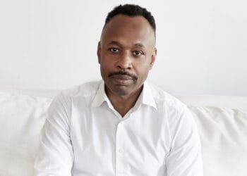 Le Dr Herriot Tabuteau, fondateur d’Axsome Therapeutics et nouveau milliardaire du classement Forbes 2025, posant dans un cadre professionnel