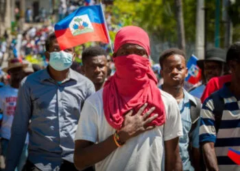Manifestation populaire en Haïti contre la violence des gangs et la complicité de l’État – Appel à la résistance pour la justice et la dignité.