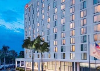 Façade de l’Hôtel Marriott à Port-au-Prince avant sa fermeture prévue en avril 2025, sur fond de crise sécuritaire en Haïti.