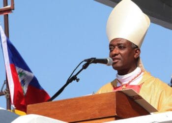 Portrait du cardinal Chibly Langlois avec la basilique Saint-Pierre en arrière-plan, symbolisant l’interrogation sur une éventuelle élection papale haïtienne.