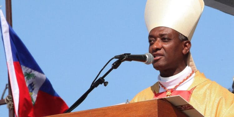 Portrait du cardinal Chibly Langlois avec la basilique Saint-Pierre en arrière-plan, symbolisant l’interrogation sur une éventuelle élection papale haïtienne.